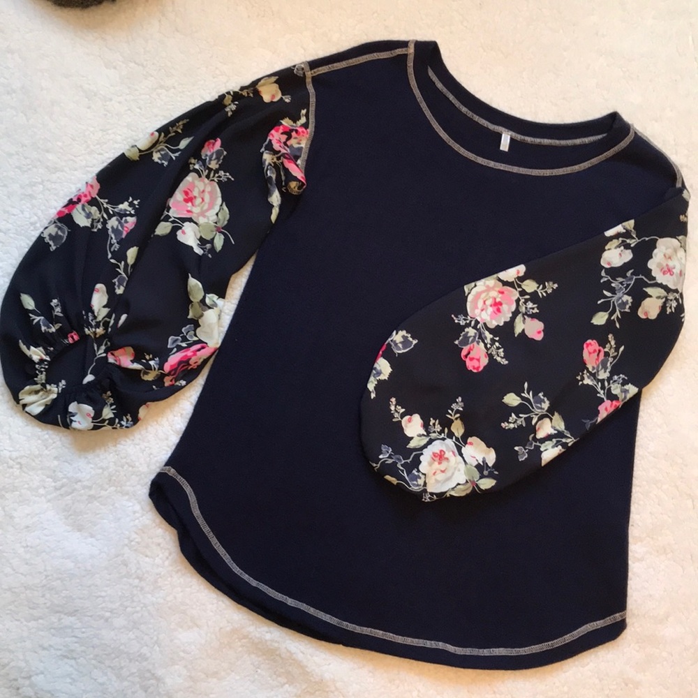 💕 Last One! Amazing Floral Knit Cozy Top In Navy!